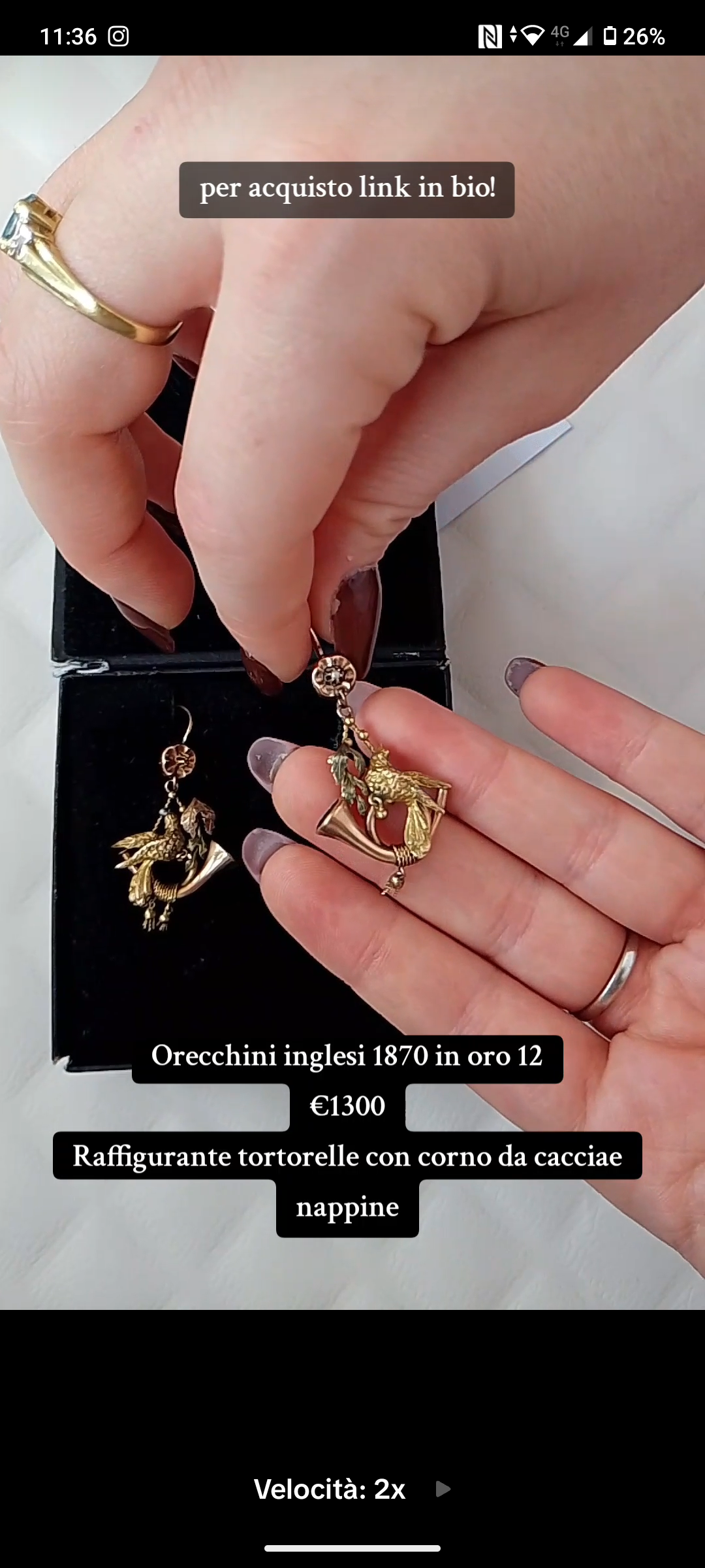 Orecchini inglesi 1870 in oro 12
1300€
Raffigurante tortorelle con corno da cacciae nappine
